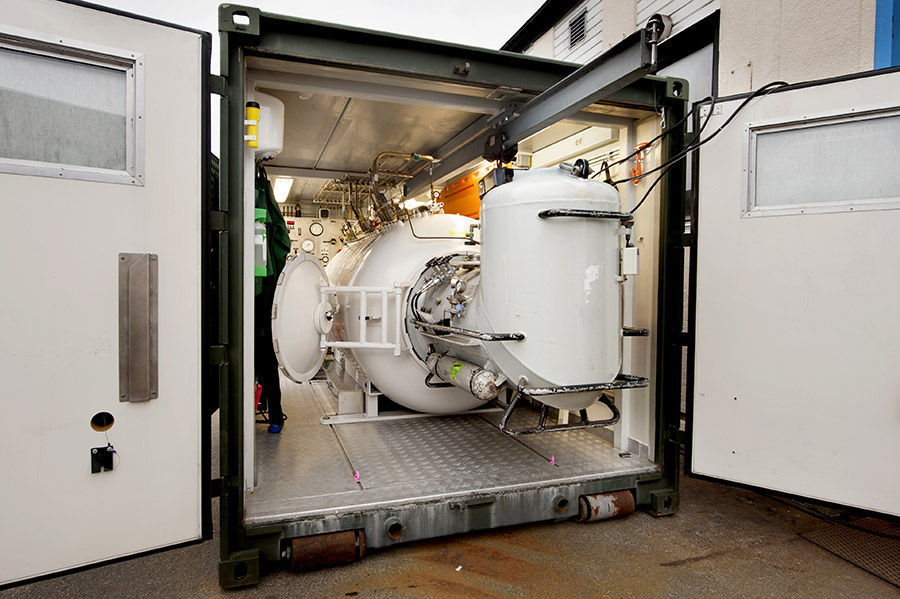 Hyperbaric chamber for hyperbaric oxygen therapy